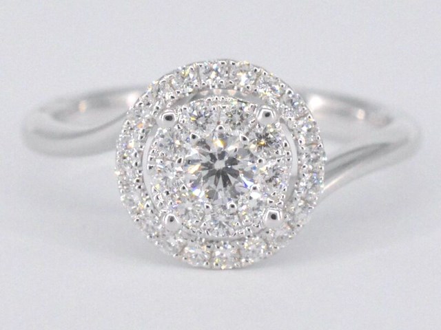 Witgouden entourage slagring met diamanten - afbeelding 1 van  10