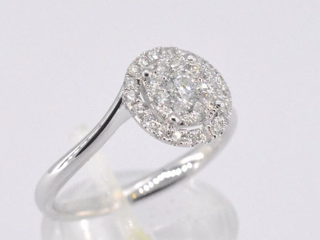 Witgouden entourage slagring met diamanten - afbeelding 6 van  10