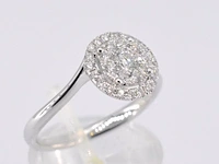 Witgouden entourage slagring met diamanten - afbeelding 6 van  10