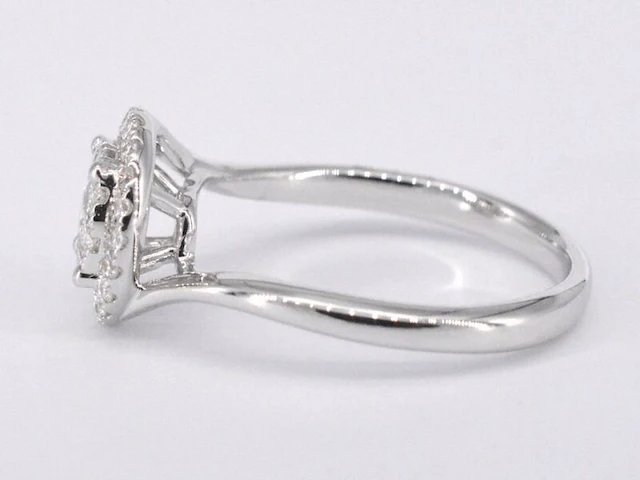 Witgouden entourage slagring met diamanten - afbeelding 8 van  10