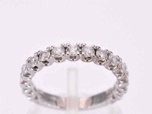 Witgouden eternity met briljant geslepen diamanten - afbeelding 1 van  9