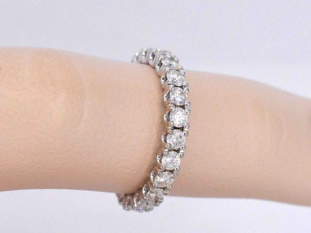 Witgouden eternity met briljant geslepen diamanten - afbeelding 2 van  9