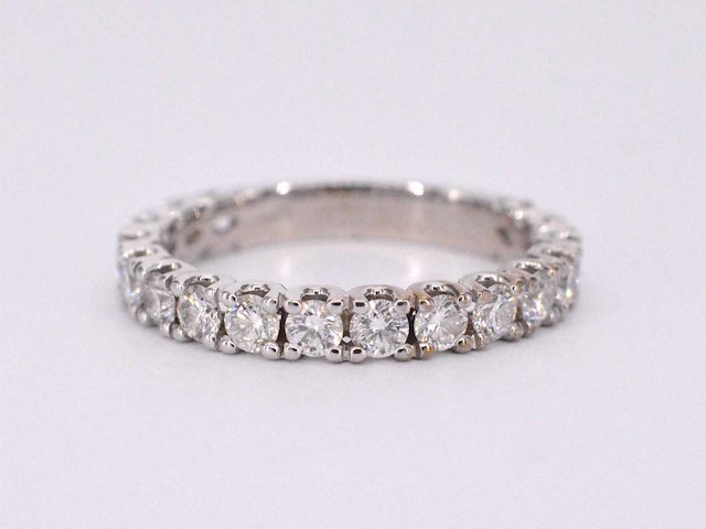 Witgouden eternity met briljant geslepen diamanten - afbeelding 4 van  9