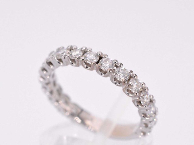 Witgouden eternity met briljant geslepen diamanten - afbeelding 5 van  9