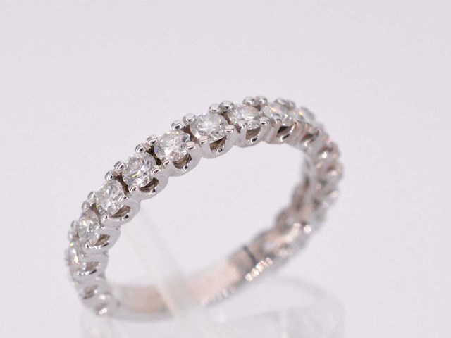Witgouden eternity met briljant geslepen diamanten - afbeelding 6 van  9