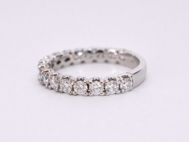 Witgouden eternity met briljant geslepen diamanten - afbeelding 7 van  9