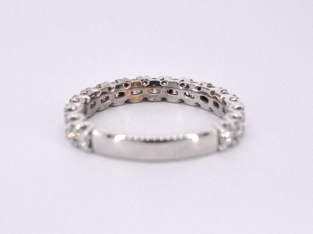 Witgouden eternity met briljant geslepen diamanten - afbeelding 8 van  9