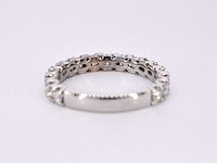 Witgouden eternity met briljant geslepen diamanten - afbeelding 8 van  9