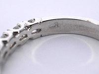 Witgouden eternity met briljant geslepen diamanten - afbeelding 9 van  9