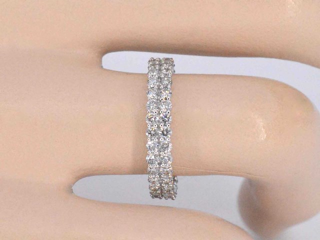 Witgouden eternity ring met diamanten - afbeelding 3 van  10