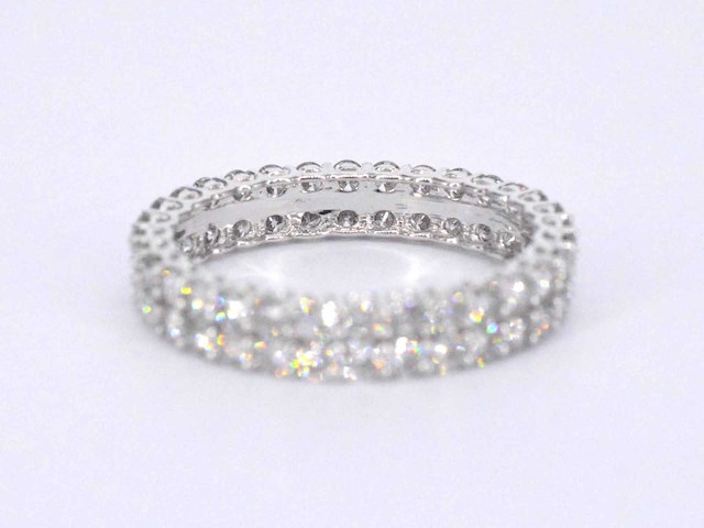 Witgouden eternity ring met diamanten - afbeelding 9 van  10