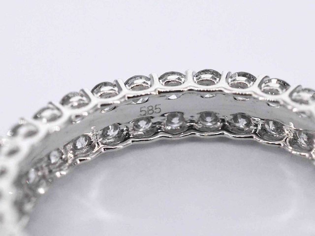 Witgouden eternity ring met diamanten - afbeelding 10 van  10