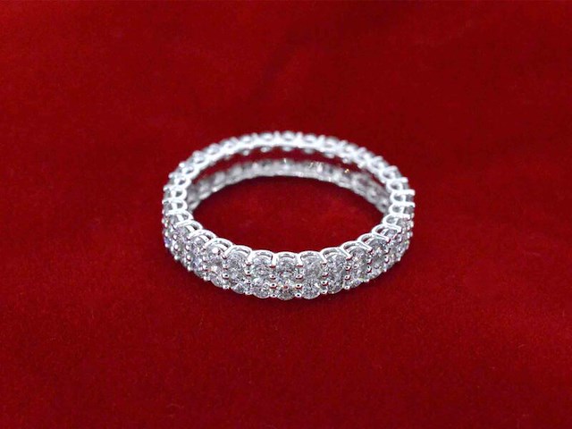 Witgouden eternity ring met diamanten - afbeelding 11 van  11