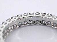 Witgouden eternity ring met diamanten - afbeelding 8 van  9