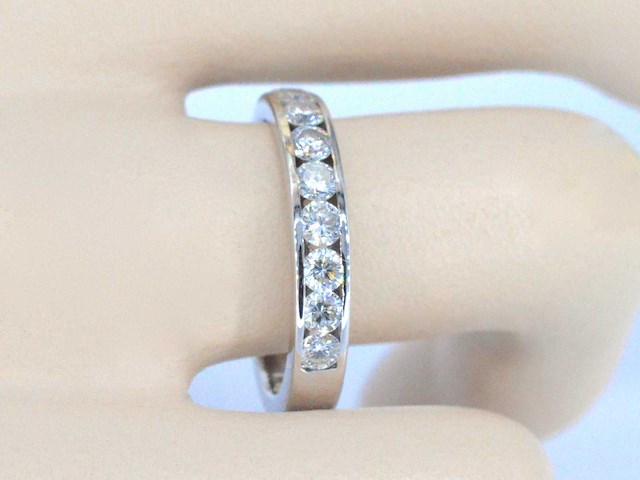Witgouden half alliance ring met diamant - afbeelding 2 van  9