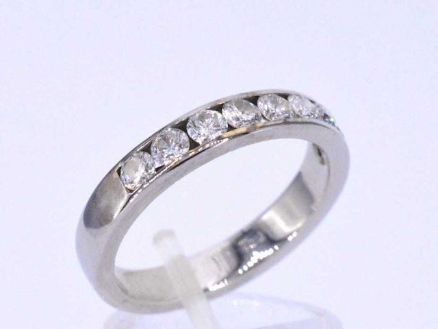 Witgouden half alliance ring met diamant - afbeelding 6 van  9