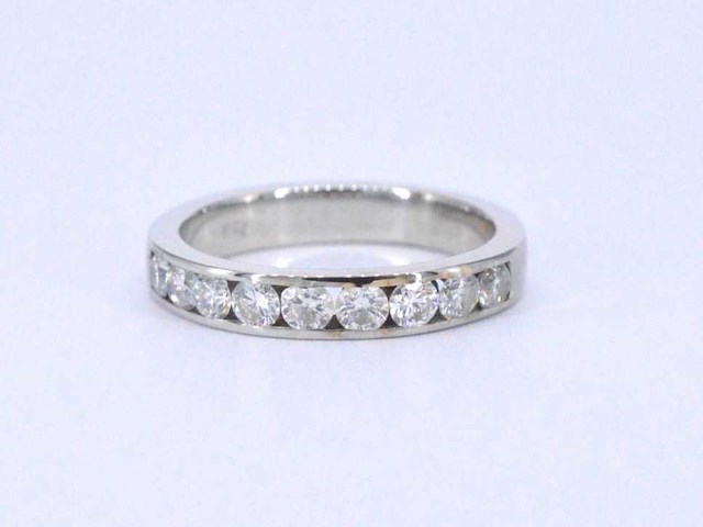 Witgouden half alliance ring met diamant - afbeelding 7 van  9