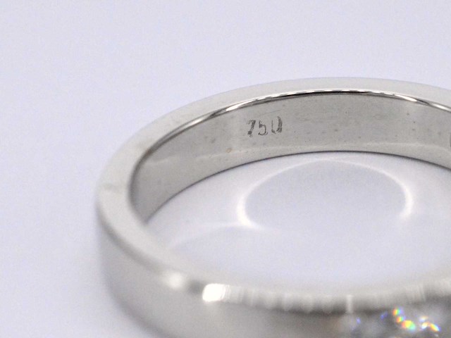 Witgouden half alliance ring met diamant - afbeelding 9 van  9