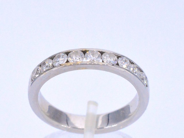 Witgouden half alliance ring met diamant - afbeelding 1 van  10