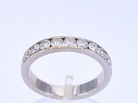 Witgouden half alliance ring met diamant - afbeelding 1 van  10