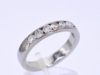 Witgouden half alliance ring met diamant - afbeelding 6 van  10