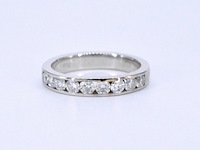 Witgouden half alliance ring met diamant - afbeelding 7 van  10