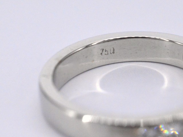 Witgouden half alliance ring met diamant - afbeelding 9 van  10