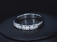 Witgouden half alliance ring met diamant