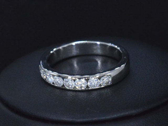 Witgouden half alliance ring met diamant - afbeelding 1 van  8