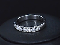 Witgouden half alliance ring met diamant