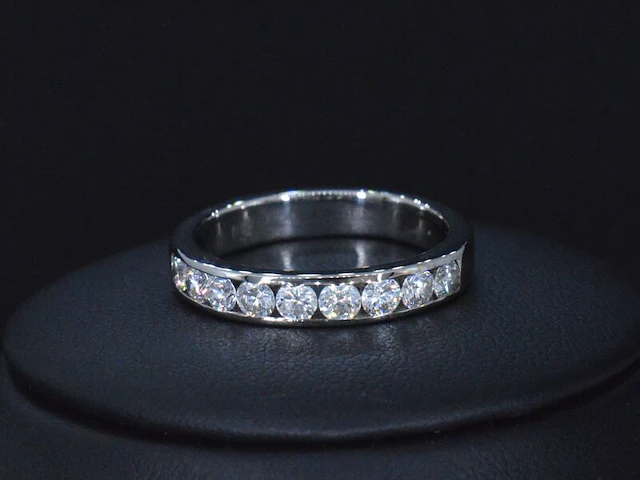 Witgouden half alliance ring met diamant - afbeelding 2 van  8