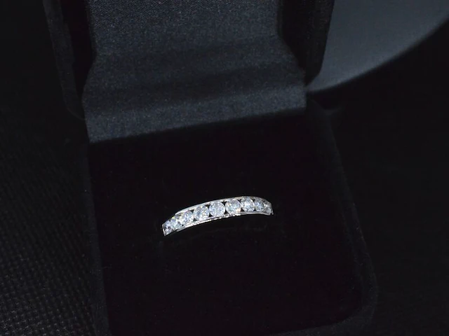 Witgouden half alliance ring met diamant - afbeelding 4 van  8