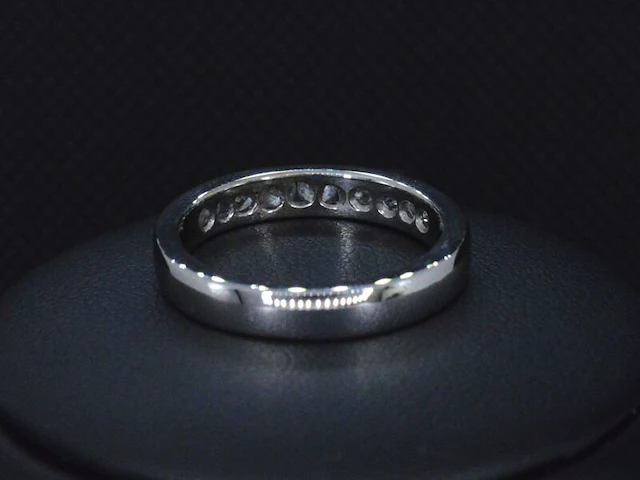 Witgouden half alliance ring met diamant - afbeelding 5 van  8