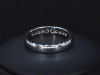 Witgouden half alliance ring met diamant - afbeelding 5 van  8