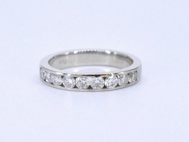 Witgouden half alliance ring met diamant - afbeelding 6 van  8