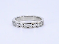 Witgouden half alliance ring met diamant - afbeelding 6 van  8