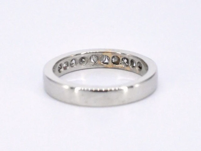 Witgouden half alliance ring met diamant - afbeelding 7 van  8