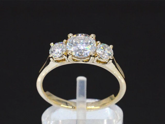 Witgouden halsketting met diamanten 'chai' - afbeelding 1 van  8