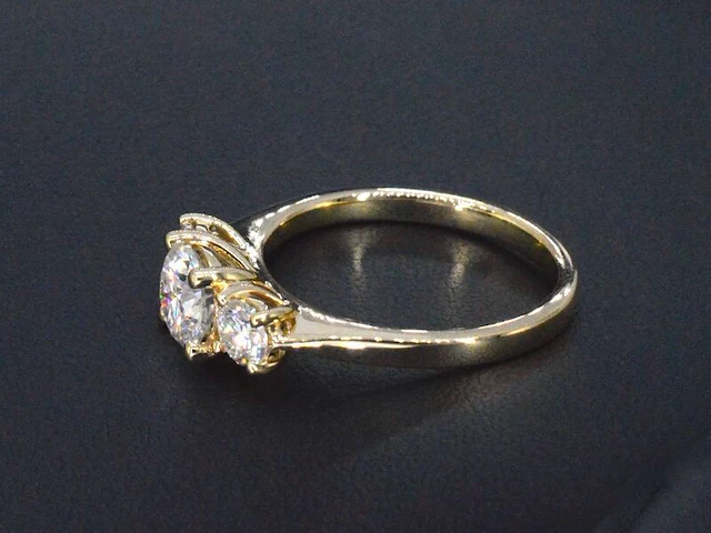 Witgouden halsketting met diamanten 'chai' - afbeelding 6 van  8