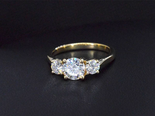 Witgouden halsketting met diamanten 'chai' - afbeelding 7 van  8