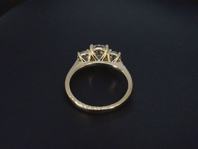 Witgouden halsketting met diamanten 'chai' - afbeelding 8 van  8
