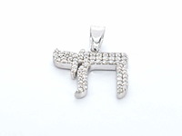 Witgouden hanger chai vol met diamant - afbeelding 3 van  13