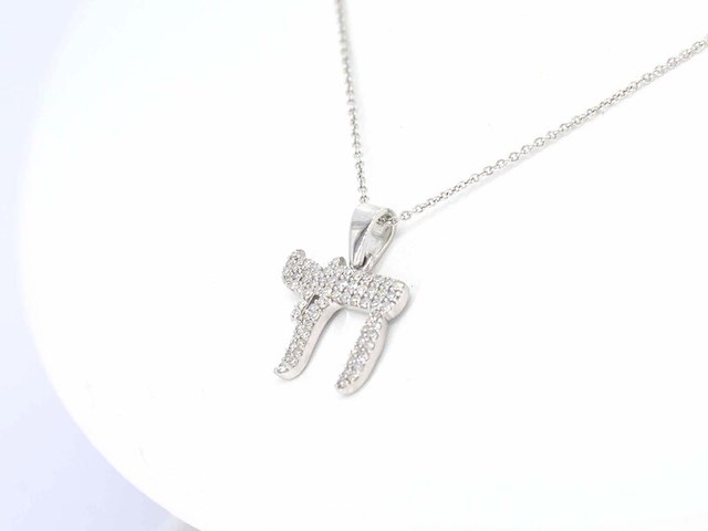 Witgouden hanger chai vol met diamant - afbeelding 6 van  13