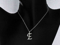 Witgouden hanger letter e met natuurlijke diamanten - afbeelding 4 van  6