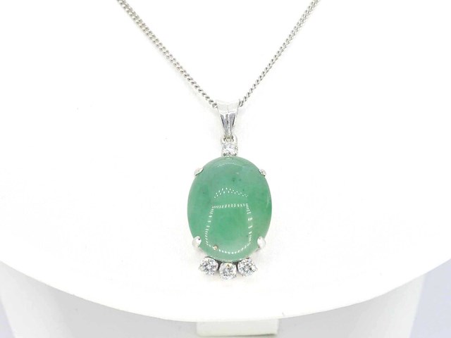 Witgouden hanger met diamant en jade, excl. ketting - afbeelding 1 van  4