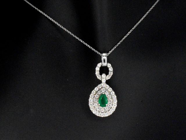 Witgouden hanger met diamanten en een smaragd in druppelvorm, excl. ketting - afbeelding 1 van  8