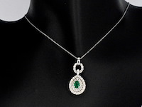 Witgouden hanger met diamanten en een smaragd in druppelvorm, excl. ketting - afbeelding 2 van  8