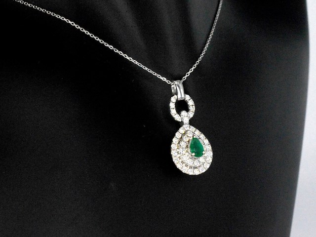Witgouden hanger met diamanten en een smaragd in druppelvorm, excl. ketting - afbeelding 4 van  8