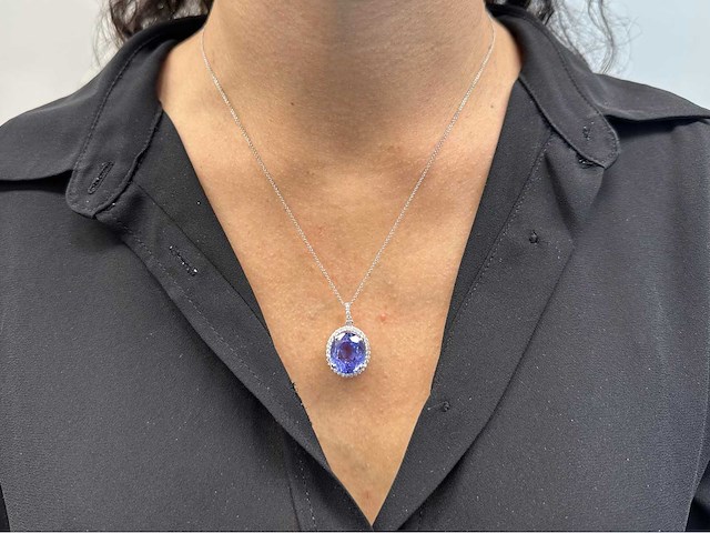 Witgouden hanger met diamanten en een tanzaniet - afbeelding 1 van  12