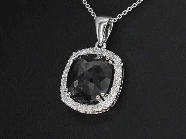 Witgouden hanger met diamanten en een zwarte diamant van 4.80 carat, excl. ketting - afbeelding 1 van  9